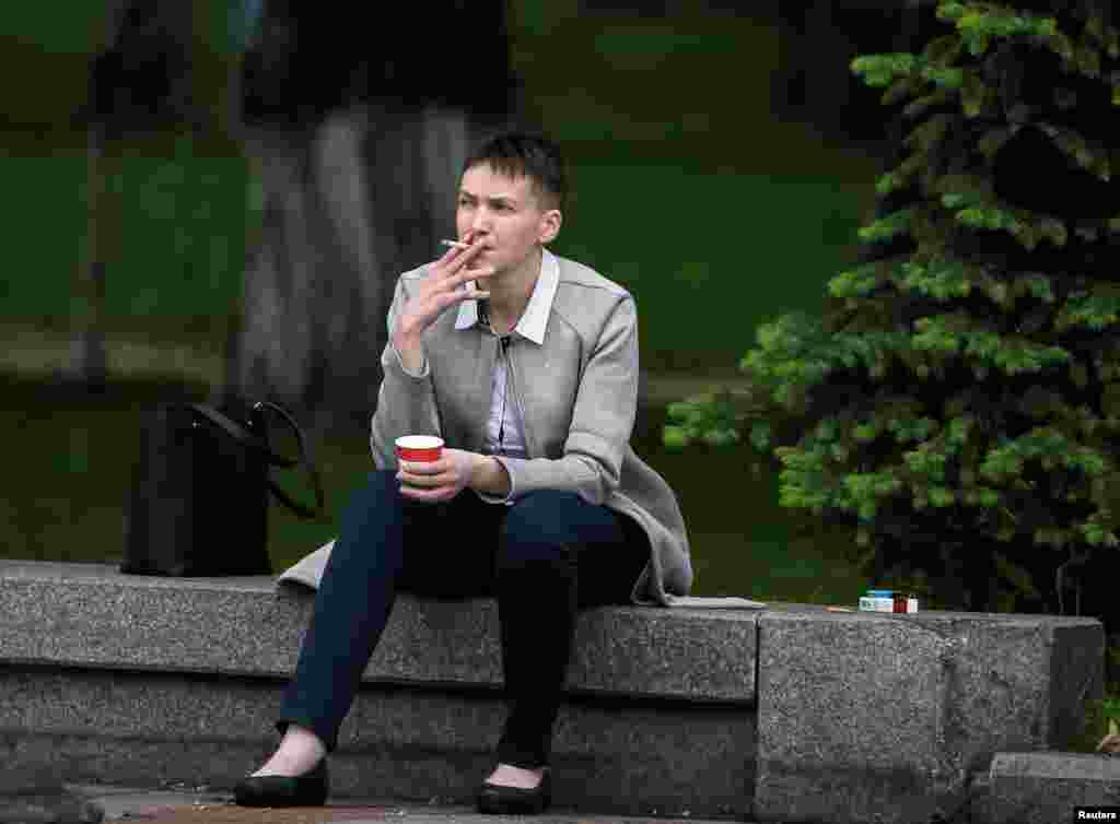 O cafea și o țigară înaintea ședinței în plen a Parlamentului