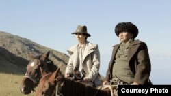 "Саякбай" тасмасында жазуучу Чыңгыз Айтматовдун уулу Элдар Айтматов да ойногон.