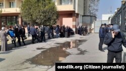 Родственники подсудимых ждут оглашения приговора. 18 марта 2021 года.