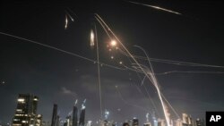 Izraelski sistem protivvazdušne odbrane "Gvozdena kupola" presreće rakete iznad Tel Aviva, 13. juni