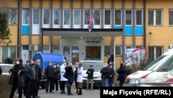 Za Srbe sa Kosova od decembra prošle godine se organizuje vakcinacija u gradovima u Srbiji (fotografija: građani Severne Mitrovice ispred Doma zdravlja)