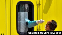 Një person në Maqedoninë e Veriut duke u testuar për koronavirus. Fotografi nga arkivi.

