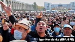 7-nji oktýabrda Ala-Too meýdançasynda jemlenen protestçiler Gyrgyzystanyň prezidenti Sooronbaý Jeenbekowa impiçment talap etdiler, Bişkek, 7-nji oktýabr, 2020
