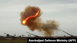 Azerbaýjanyň Goranmak ministrliginiň web-saýtynda çap edilen wideodan alnan surat. Wideoda azerbaýjan artilleriýasynyň Daglyk-Garabag sebitindäki ermeni separatistleriniň pozisiýalaryna tarap ok atylýandygy aýdylýar. 28-nji sentýabr.