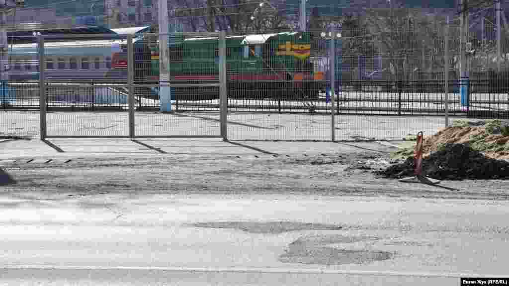 Свіжі «латки» на вулиці Героїв Севастополя. «Севастопольський автодор» взявся до ремонту з використанням струменево-ін'єкційного методу і холодних асфальтобетонних сумішей 