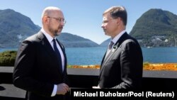 Денис Шмигаль (ліворуч) і Валдіс Домбровскіс на зустрічі в Швейцарії, 2022 рік