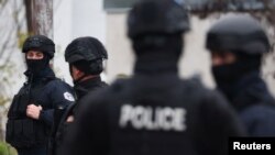 Kosovski policajci u Severnoj Mitrovici 12. decembra 2022.

