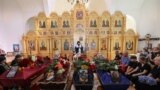 Маленька церква Різдва Пресвятої Богородиці в селі Іванковичі не могла вмістити усіх, хто прийшов віддати останню шану загиблій родині<br>