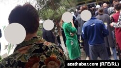 Pul nagtlaşdyrmak üçin nobata duran adamlar. Illýustrasiýa suraty.