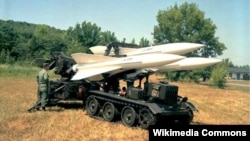 Американский зенитный ракетный комплекс HAWK во время перегрузки пусковой батареи (архивное фото)