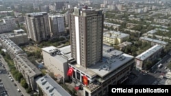 Окуя Бишкектеги беш жылдыздуу мейманканада болгону кабарланган.