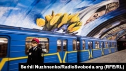 Станция метро "Осокорки" в Киеве, архивная фотография