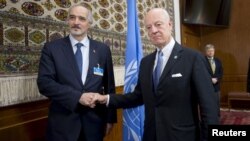 Trimisul ONU Staffan de Mistura dă mâna cu ambasadorul sirian la Națiunile Unite Bașar al-Jaafari (stânga), Geneva, 29 ianuarie 2016