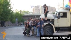 «Սասնա ծռեր» զինված խմբի անդամները Ոստիկանության ՊՊԾ գնդի գրավված տարածքում, 22-ը հուլիսի, 2016թ․

