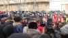 Bişkegiň 1-nji derňew izolýatorynyň ýanynda tussaglaryň dogan-garyndaşlary protest aksiýasynda. Bişkek, 16-njy ýanwar, 2012.