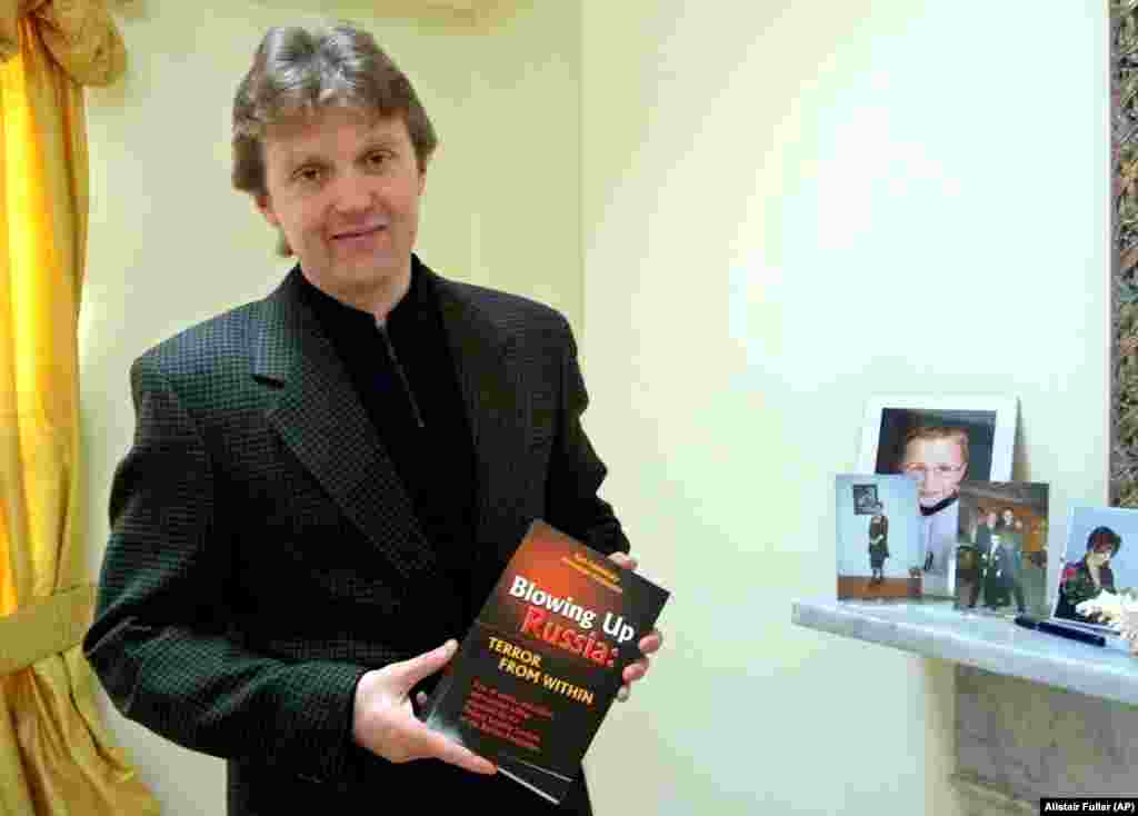 Litvinenko pozează cu cartea sa &bdquo;Blowing Up Russia: Terror From Within&rdquo;, acasă, la Londra, în mai 2002. În carte, el acuză serviciile secrete rusești de organizarea unor explozii în blocuri de locuit,&nbsp;în 1999, și a altor acte de terorism, în efortul de a-l aduce la putere pe Vladimir Putin. Litvinenko a fugit din Rusia în 1999, după ce a dezvăluit un presupus plan al FSB de a-l ucide pe magnatul Boris Berezovski.