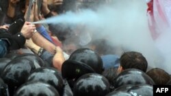Застосування сльозогінного газу під час мітингу біля Верховної Ради 5 червня 2012 року