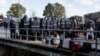 Hrvatska policija pred migrantima na granici sa BiH