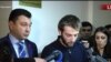 Эдуард Шармазанов (слева) и Давид Петросян беседуют с журналистами, Ереван, 15 ноября 2017 г.
