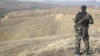 Кыргыз чек арачысы. ("Азаттыктын" архивиндеги бул сүрөттүн азыркы окуяга тиешеси жок) 