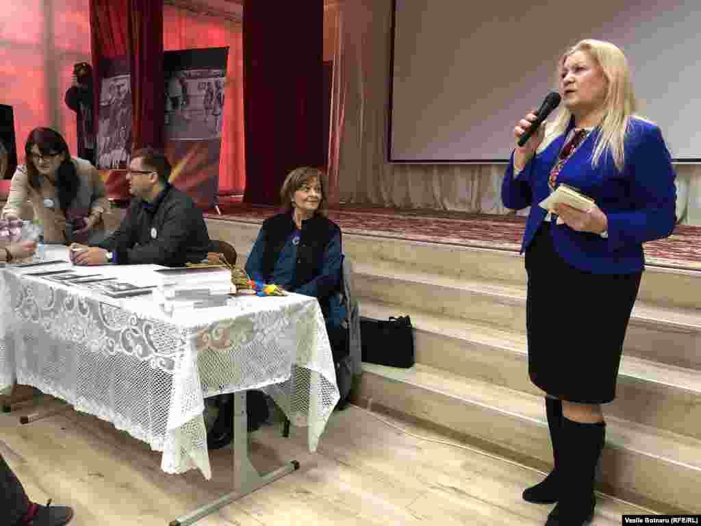 Dezbaterea de la Liceul „Meşterul Manole” din Sălcuţa. Liuba Pleşca (în picioare), directoarea liceului