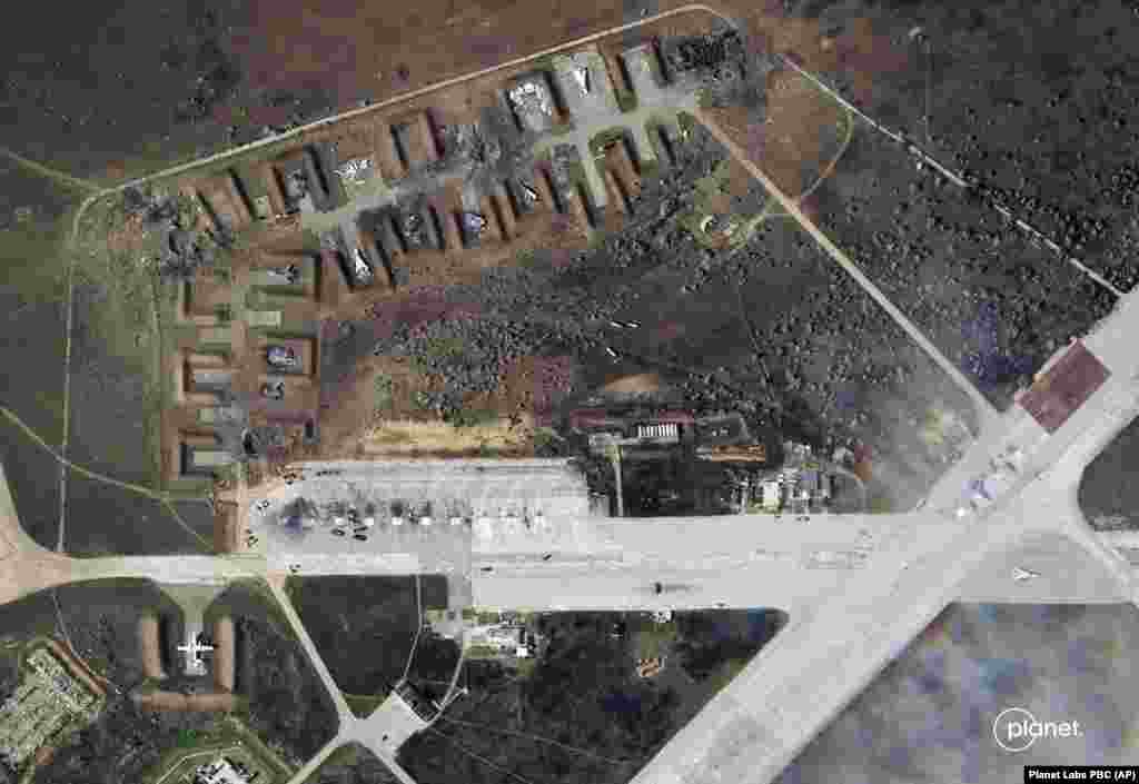 Satelitske slike od 10. augusta pokazuju nekoliko velikih udubljenja na tlu slične veličine, što ukazuje da je mjesto bilo pod višestrukim udarima.