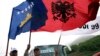 Косовонун жана Евробиримдиктин байрагын көтөргөн косоволук албандар. Приштинанын жанында. 16-апрель, 2014-жыл