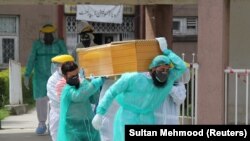ډاکټران له کورونا وایرسه د مړ شوي تن جسد انتقالوي