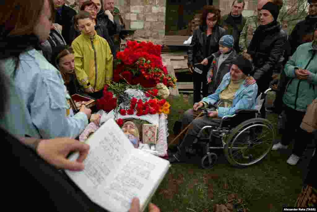 Mama (în scaun cu rotile) lui Mihail Kișcik privește trupul neînsuflețit al fiului ei la înmormântarea acestuia într-o zonă din regiunea Luhanks controlată de separatiștii pro-ruși sprijiniți de Kremlin. Kișcik era locotenent-colonel în cadrul milițiilor separatiste. &nbsp;