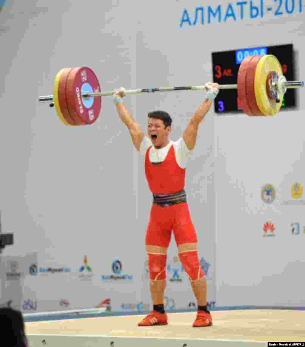 20-летний штангист из Вьетнама, призер чемпионата мира-2013, Ким Туан Тхать, завершил чемпионат мира с общей суммой 296 килограммов, получив серебро. На этом первенстве он улучшил свой показатель, обновив рекорд по сумме двух упражнений, подняв в толчке штангу весом 161 килограмм. Алматы, 8 ноября 2014 года.