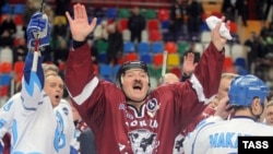 Aleksandër Lukashenko në një lojë të hokejit