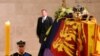 Kralj Čarls III pored kovčega sa tijekom Elizabete II u Londonu, septembar 2022.