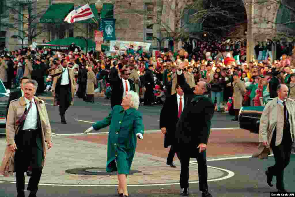 Prezident Jorj W. Buş bilen ilkinji hanym Barbara W. Buş Pensilwaniýa awende märeke bilen salamlaşýarlar. ABŞ-yň 41-nji prezident 1989-njy ýylyň 20-nji ýanwarynda wezipä girişdi. &nbsp; 