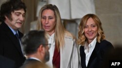 Președintele argentinian J. Milei (stânga) și prim-ministra italiană G. Meloni (dreapta) au fost printre puținii șefi de stat și de guvern care l-au felicitat pe Trump chiar la Washington. Restul au transmis urări pe X.