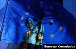 Zastava EU i Statua pravde - ilustracija