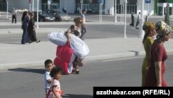 Aşgabat, uçar meýdanyndan çykýan ýolagçylar