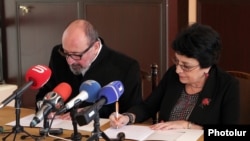 Հուշագիրը ստորագրում են Հարություն Խաչատրյանը և Լիլիթ Արզումանյանը: