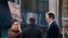 Un protestatar anti-Fico la summitul UE din 1 februarie, de la Bruxelles, unde a fost prezent și liderul Slovaciei. 
