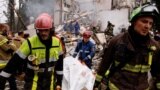 Halas edijiler 2025-nji ýylyň 31-nji iýulynda Ukrainanyň paýtagty Kiýewde ýumrulan ýaşaýyş jaýynda wepat bolan adamlaryň jesetlerini alyp gidýärler.