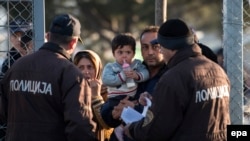Migranţi, la graniţa dintre Grecia şi Macedonia, 9 decembrie 2015.