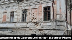 Раніше у Херсонській ОВА повідомили, що близько 14:30 російські військові атакували з артилерії центральну частину Херсона