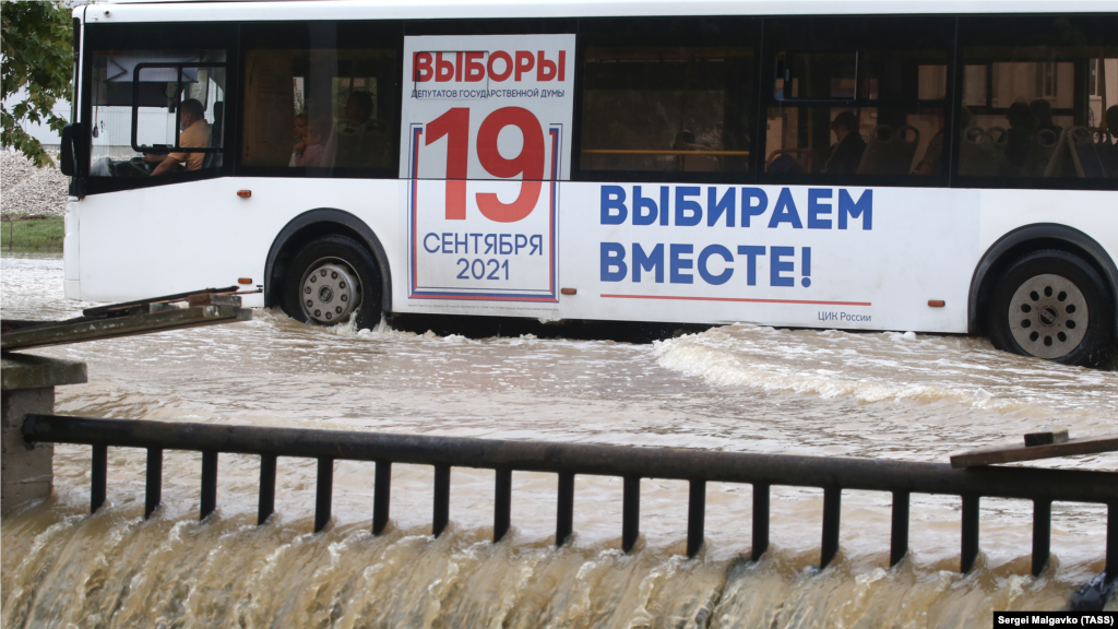 «Рівень води в річці Мелек-Чесмене знижується, підтоплень житлового сектора немає. На цей момент залишається частково підтопленою дорога по вул. Самойленка, у зв'язку з чим змінено рух громадського транспорту за маршрутами, що проходять цією вилицею», – сказано в повідомленні російської адміністрації Керчі Ознайомитися з новою схемою руху автобусів в Керчі можна тут