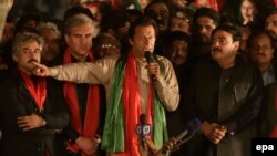Imran Khan (C) the leader of Tehreek-e Insaf. 
