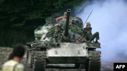 Воспользовавшись ситуацией в Южной Осетии и прямой военной поддержкой Москвы, абхазское руководство приняло решение отвоевать позиции в Кодорском ущелье