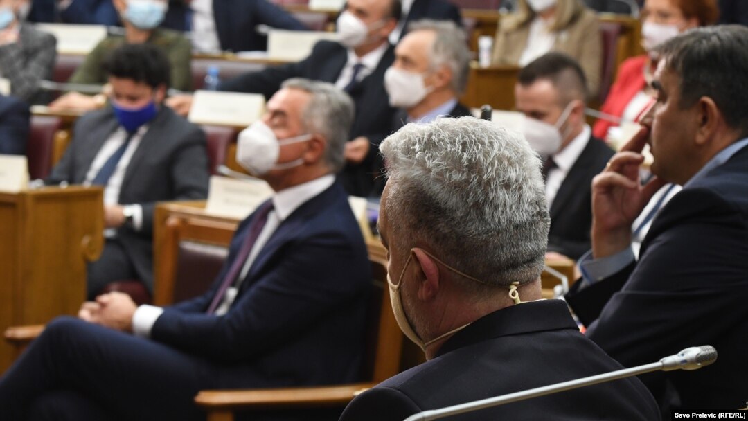 Zdravko Krivokapić, premijer Crne Gore, posmatra predsjednika države Mila Đukanovića tokom sjednice Skupštine na kojoj se raspravljalo o izboru Krivokapićevog kabineta 2. decembra 2020. 