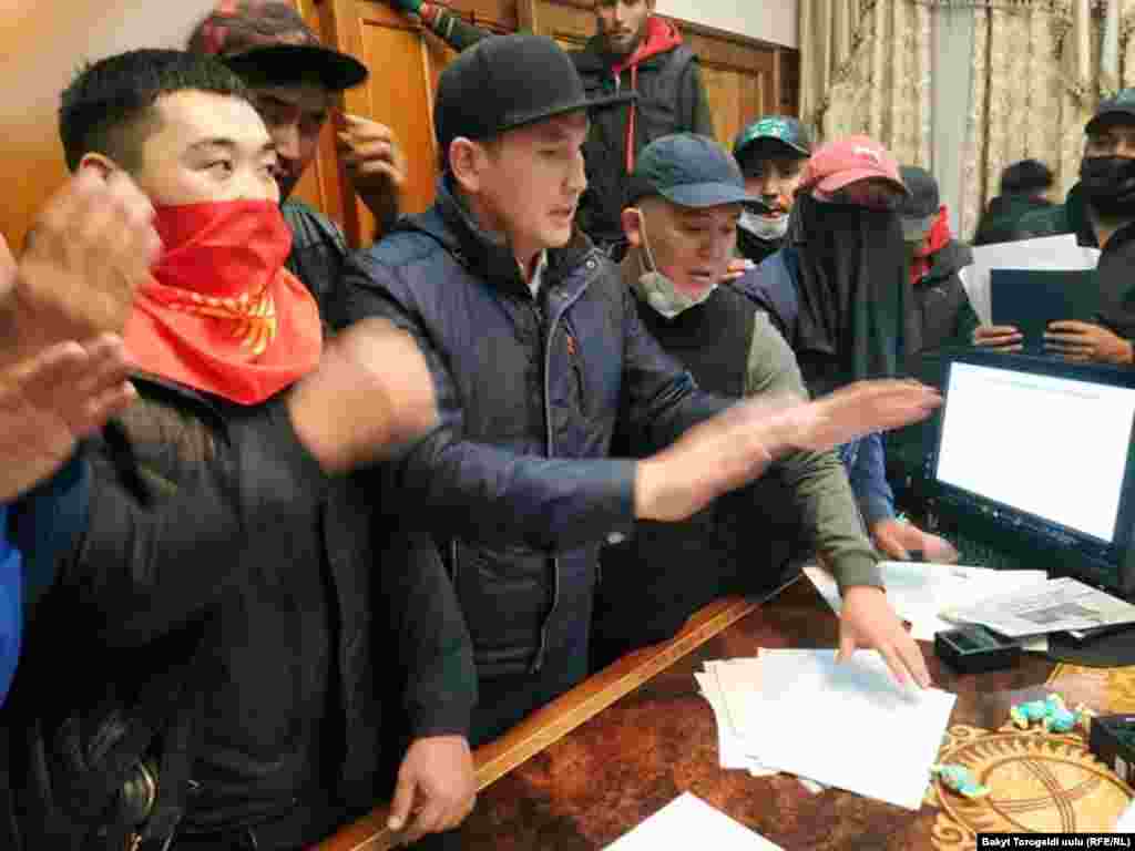 Учурда Ак үйдө &quot;Ордо&quot; партиясынын лидери Мирбек Мияров баштаган топ кишилер жүрөт.