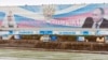 Великий банер із зображенням Московського патріарха Кирила і президента Росії Володимира Путіна на стадіоні в російському місті Ульяновську. Листопад 2017 року