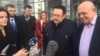 Ugur Toksoj (drugi s desna) ispred Suda, Priština