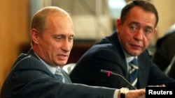 Mihail Lesin (desno) 2002., kao ministar za medije, sluša dok govori predsednik Vladimir Putin.