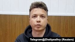 В інтернеті з’явилося відео з Романом Протасевичем, якого затримали під час примусової посадки літака Ryanair у Мінську. Де, коли і за яких обставин було відзняте це відео, невідомо